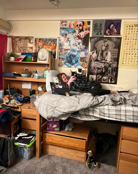 College Dorm Aesthetic Grunge, Masculine Dorm Room, Indie College Dorm, Dormitory Aesthetic, Earth Tone Dorm Room, Nautical Dining Room, Living Room Decor Coastal, Indie Dorm Room, Granola Dorm Room