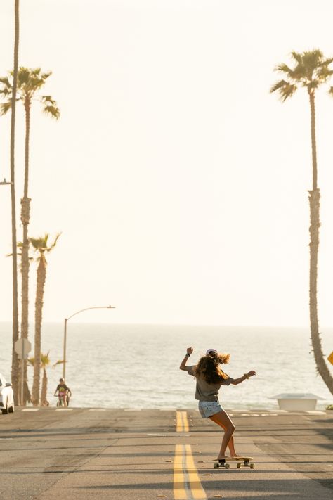 Skater girl Surfer Skater Aesthetic, California Skater Aesthetic, Beach Skater Aesthetic, Beachy Skater Aesthetic, Skate Boarding Aesthetic, Beach Skating, Longboard Aesthetic, Skater Girl Aesthetic, Skateboarding Aesthetic