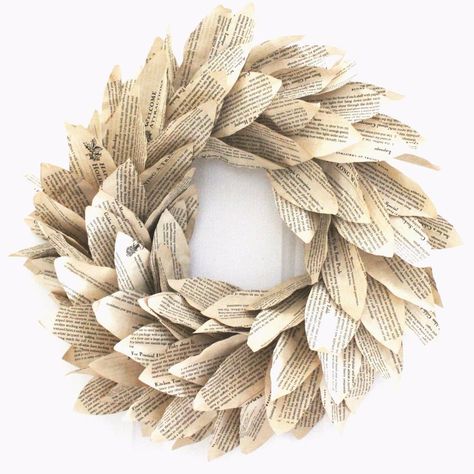 Book Page Magnolia Wreath Stary Papier, Diy Magnolia Wreath, Book Wreath, Paper Wreaths, Book Page Wreath, Page Crafts, Paper Dahlia, Old Book Crafts, Crochet Geek