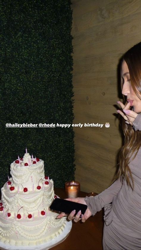 Hailey Bieber Birthday, Iconic Birthday Cake, Giveaway Ideas Birthday, Rhode Vanilla, Bella Hadid Birthday, November Birthday Party, Clean Makeup Look, Confetti Tour, Hailey Bieber Outfits