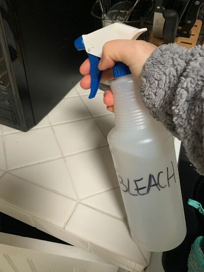 Cleaning with a DIY bleach cleaning solution is a great way to disinfect your home after an illness or during a flu outbreak- but you need to make sure you do it the right way to keep everyone safe.  Read on to learn how to mix your own bleach cleaner for cleaning surfaces, kill the flu virus and sanitize your house.READ ALL THE INSTRUCTIONS TO MAKE SURE YOU DO THIS SAFELY.Bleach is cheap, effective and readily available for sanitizing your home. Check out the video to learn how t… Bleach Cleaning, Diy Dishwasher Tablets, Homemade Bleach, Diy Bleach, Homemade Fabric Softener, House Elves, Preschool Room, Vintage Metal Trays, Diy Step By Step