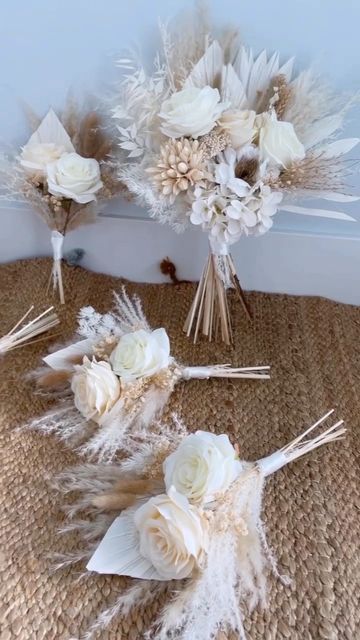 Unique Bridal Bouquets Ideas, Bouquets Ideas, Unique Bridal Bouquets, Feather Bouquet, Bouquet Bride, Boho Wedding Bouquet, Boho Beach Wedding, Bridal Bouquet Flowers, Grass Wedding