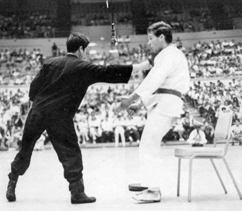 On August 2,1964 in long beach,ca bruce lee demonstrating his one inch punch. Bruce Lee Facts, One Inch Punch, Bruce Lee Kung Fu, Okinawan Karate, Japanese Karate, Lee May, Bruce Lee Quotes, Bruce Lee Photos, Jeet Kune Do