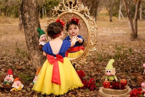 Snow White Toddler, Snow White Pictures, 1st Birthday Girl Dress, Baby Snow White, Snow White Photos, Snow White Birthday Party, Toddler Pictures, Toddler Photoshoot, Snow White Birthday