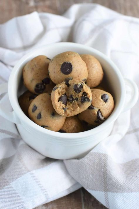 Classroom Cooking, Sugar Free Chocolate Chip Cookies, Chocolate Chip Cookie Dough Bites, Nut Free Cookies, Gluten Free Cookie Dough, Edible Cookie Dough Recipe, Oil Free Vegan Recipes, Raw Vegan Desserts, Rainbow Classroom