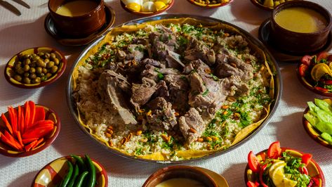 If you find yourself going hungry in Petra, never fear. Here’s our guide to the best restaurants in this historic city. Jordanian Food, Eggplant Moussaka, Visit Jordan, Jordan Photos, National Dish, People Eating, Aromatic Herbs, Salad Bar, 10 Reasons