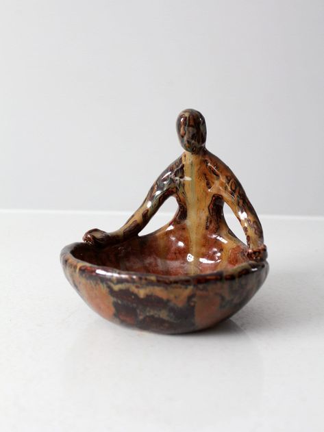 This is a vintage studio pottery bowl.  The handmade art bowl features a sitting man figurehead with a stunning brown swirl glaze.  CONDITION In good condition with wear consistent with age and use.  MEASUREMENTS Height:  6.5"  ..  16.5 cm Width:  6.5"  ..  16.5 cm Depth:  6.5"  .. 16.5 cm 42319 Unique Pottery Ideas Creative, Easy Pottery Ideas, Pottery Hobby, Ceramic Art Studio, Hand Pottery, Ceramics Glaze, Pottery Projects, Pottery Glaze, Pottery Inspo