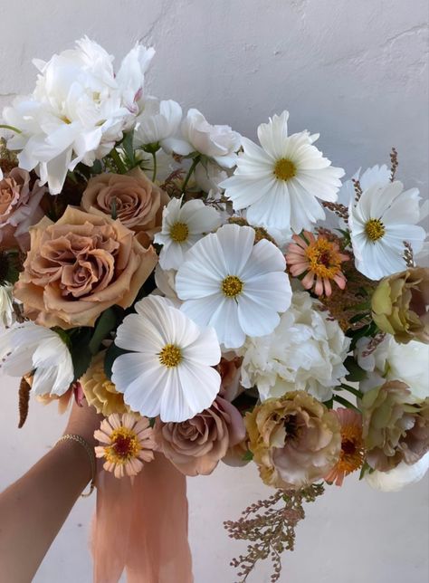 Wedding Bouqet Aesthetic, White And Terracotta Bouquet, Wedding Boquet Aesthetic, September Bouquet Wedding, October Flowers In Season, Aesthetic Wedding Bouquet, Bouqette Of Flowers, Cottagecore Bouquet, Flowers On Beach