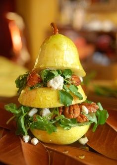 Vertical Pear Blue Cheese Salad, Resep Salad, Decorações Com Comidas, Ayam Bakar, Pear Salad, Wine Dinner, Dressing Recipes, Cheese Salad, Food Blogs