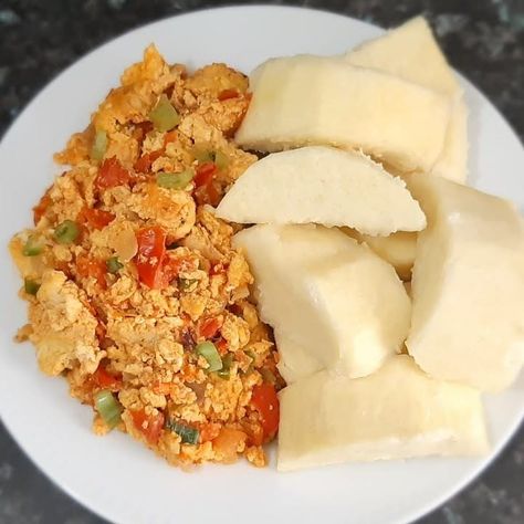 Yam And Egg Sauce, Yam And Egg, Egg Sauce Recipe, Cooking Soul Food, Egg Sauce, Nigeria Food, African Recipes Nigerian Food, Ghanaian Food, African Dishes