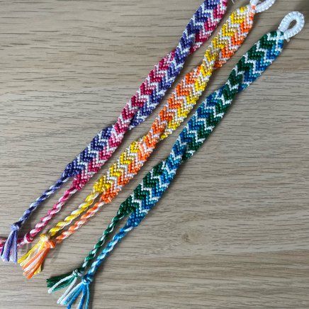 80s Friendship Bracelets, Bracelet Book Patterns Easy, Yarn Friendship Bracelets, Friendship Bracelet Tutorial, Brazilian Bracelet, Embroidery Floss Bracelets, Cool Friendship Bracelets, Crochet Bracelet Pattern, Diy Friendship Bracelet