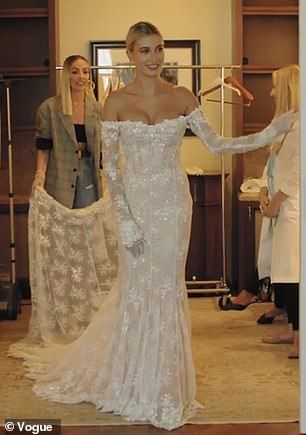 Hailey Baldwin Wedding Dress, Hailey Bieber Wedding, Design Gown, Estilo Hailey Baldwin, Simple Wedding Gowns, Off Shoulder Wedding Dress, Celebrity Wedding Dresses, Fitted Wedding Dress, Princess Wedding Dresses