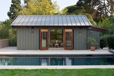 Smart modern pool house in steely gray [Design: KAA Design] Country Pool, Pool House Design, Modern Pool House, Wood Siding Exterior, Plan Garage, Ranch House Designs, Pool House Designs, Pool House Plans, Grey Houses