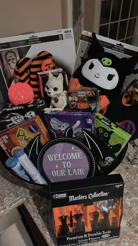 Boo Basket Halloween, Spooky Baskets For Kids, Boo Basket Ideas For Best Friend, Bur Basket, Cake Gift Basket, Halloween Boo Basket, Boo Basket Ideas, Diy Care Package, Pillsbury Cookies