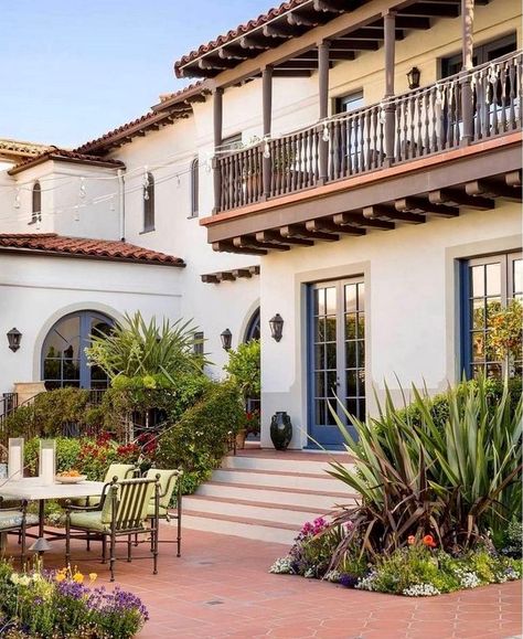 1920 Spanish Style Homes, Hacienda Exterior, Balcony Architecture, Spanish Interior Design, Spanish Exterior, Second Floor Balcony, Spanish Interior, Spanish Mission, Ranch Ideas