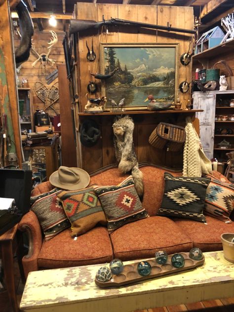 Summer Slasher, Vintage Western Decor, Western Interior, Western Saloon, Western Rooms, Hunting Cabin, Hunting Camp, Camp Style, Western Homes