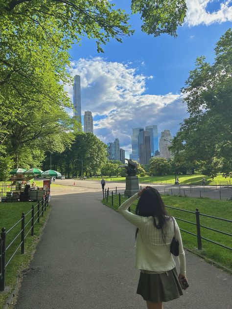 nyc • new york • summer 2024 • central park • inspo • aesthetic Central Park Date Aesthetic, Central Park Nyc Summer, Nyc Aesthetic Central Park, Nyc Aesthetic Lifestyle, Nyc Picture Ideas Aesthetic, Nyc Central Park Aesthetic, Nyc Photo Poses, Central Park Picture Ideas, Nyc Inspo Pics