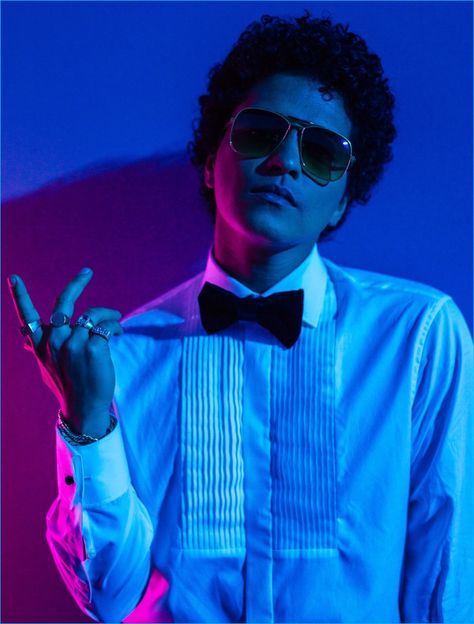 Rocking sunglasses, Bruno Mars sports a tuxedo shirt and bow-tie as he poses behind the scenes of the Victoria's Secret fashion show. Bruno Costume, Mars Wallpaper, Starboy The Weeknd, Kevin Gates, Lil Pump, Victoria Secret Fashion, Victoria Secret Fashion Show, Bruno Mars, Pop Rock