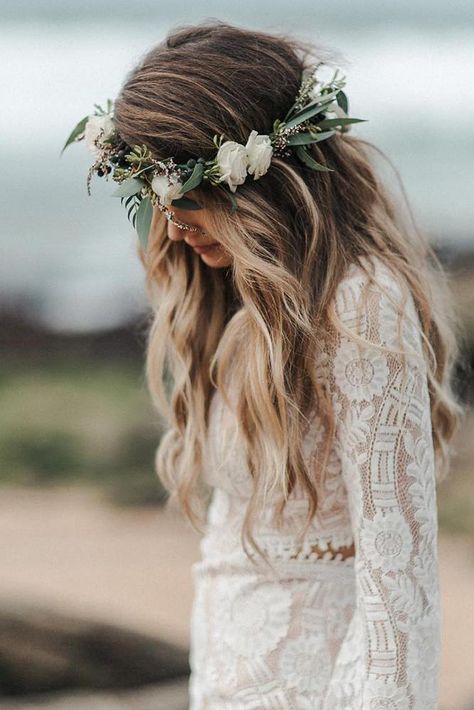 wedding hairstyle trends loose curls with white flower crown and greenery charlieralphphotography Up Hairdos, White Flower Crown, Flower Crown Hairstyle, Flowers In Her Hair, Boho Wedding Hair, Hairstyle Trends, Best Wedding Hairstyles, Flower Crown Wedding, Wedding Forward