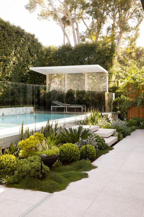 Home Haven: Residential Landscape Design Kleiner Pool Design, Outdoor Pool Area, Small Yards, Swimming Pool Landscaping, Pool Landscape Design, Gardens Design, Backyard Pool Landscaping, Casa Exterior, Modern Backyard