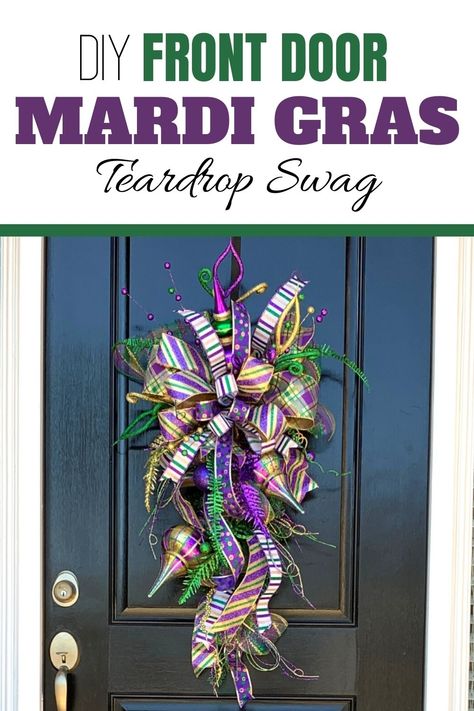 How to make a Mardi Gras wreath swag for front door using deco mesh, ribbon, ornaments and picks by Julie Siomacco of Southern Charm Wreaths. Mardi Gras Garland Mantle, Mardi Gras Porch Decor, Diy Mardi Gras Decorations, Mardi Gras Door Hanger, Mardi Gras Door, Mardi Gras Diy, Mardi Gras Decor, Madi Gras, Door Garland