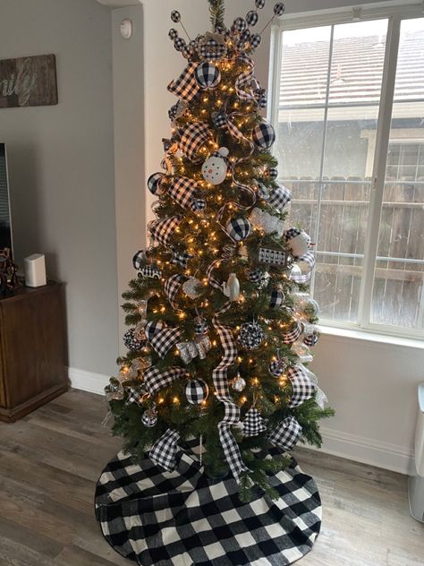 Black and white buffallo plaid tree idea Black And White Checkered Christmas, White Plaid Christmas Tree, Black And White Plaid Christmas, Checkered Christmas Tree, Black Xmas Tree, Plaid Christmas Tree, Pencil Christmas Tree, Black And White Plaid, Tree Ideas