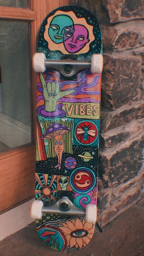 Aesthetic Skateboard, Painted Skateboard, Photographie Indie, Longboard Design, Skateboarding Tricks, Skateboard Aesthetic, Skateboard Deck Art, Skateboard Art Design, Skateboard Photography