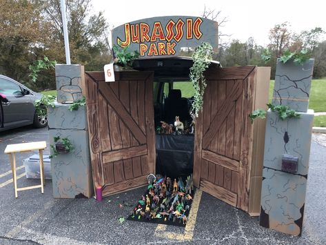 Labyrinth Trunk Or Treat, Jurassic Park Halloween Decorations Outdoor, Jurassic World Halloween Decorations, Jurassic Park Trunk Or Treat Ideas Jeep, Dinosaur Trunk Or Treat, Jurassic Park Trunk Or Treat Ideas, Jurassic World Entrance Diy, Jurassic Park Gate Entrance Diy, Jurassic Park Trunk Or Treat