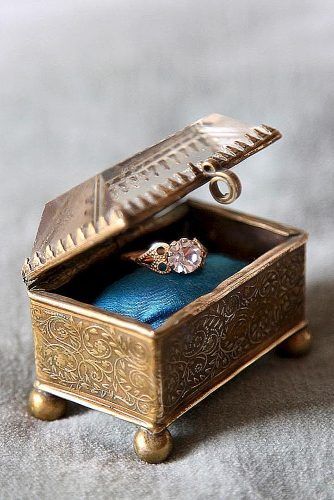 Creative Engagement Ring Boxes For Perfect Proposal ★ See more: https://www.weddingforward.com/engagement-ring-boxes/6 Wedding Ring Case, Engagement Ring Boxes, Creative Engagement Rings, Unique Ring Box, Engagement Box, Antique Ring Box, Morganite Engagement Ring Rose Gold, Vintage Ring Box, Ring Case