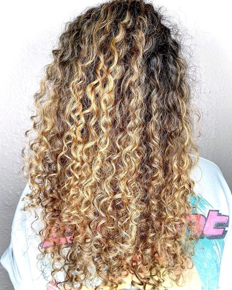 29 Best Hair Color Trends and Ideas for 2022 | Glamour Pumpkin Spice Hair, Best Hair Color Ideas, Perfect Curly Hair, The Best Hair Color, Curly Hair Ideas, Wedding Hair Colors, Best Hair Color, Hot Hair Colors, Black Hair With Highlights