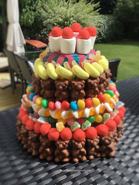 Gâteau bonbons anniversaire Pour les anniversaires des enfants ou des adultes, réalisez vous même un gâteau d’anniversaire bonbons Vous pouvez le réaliser à 1, 2 ou 3 étages selon votre envie Pour cela il vous faudra des disques de polystyrène, vous... Candy Arrangements, Bar A Bonbon, Candy Cake, Toy Story Birthday, Baby Birthday, Bon Appetit, Candy Bar, Kids Party, Birthday Parties