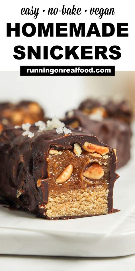 Snickers Bars Recipe, Homemade Snickers Bars, Snickers Recipe, Homemade Chocolate Candy, Vegan Snickers, Vegan Chocolate Recipes, Date Caramel, Healthy Candy, Homemade Snickers