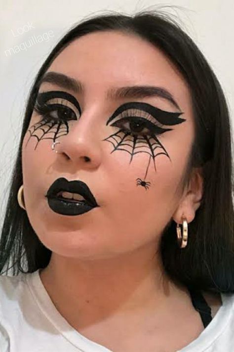 Makeup With Black Eyeliner, Easy Halloween Eyeliner, Halloween Makeup Eyeliner, Creative Eyeliner Looks, Quick Halloween Makeup, Pretty Clown, Witch Face Paint, Halloween Eyeliner, Halloween Makeup Diy Easy