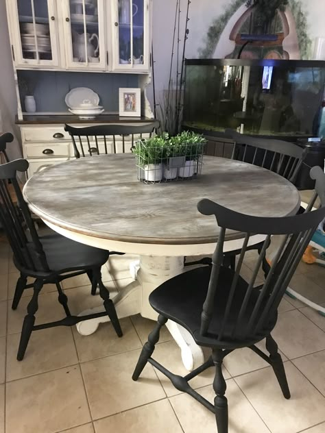 Round Farmhouse Table, Ideas Landscaping Front Yard, Circle Dining Table, Dining Room Table Makeover, Painted Kitchen Tables, Painted Dining Table, Diy Dining Room Table, Landscaping Ideas Front Yard, Dining Table Makeover