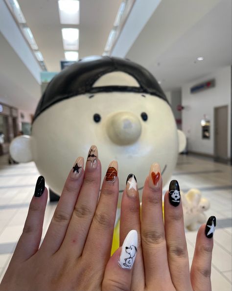 Snoopy Nails Halloween, Peanuts Nails, Snoopy Nail Art, Snoopy Things, Snoopy Nails, Snoopy Cake, Character Customization, How To Have Style, Snoopy Birthday