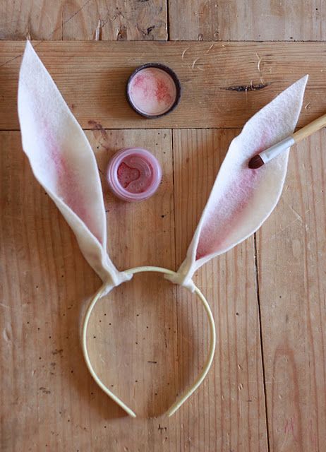 Make some simple No-sew Felt Bunny Ears with this step-by-step tutorial. It will only take a minute, and the final touch might surprise you! Diy Bunny Ears, White Rabbit Costumes, Sew Felt, Animal Halloween Costumes, Rabbit Costume, Bunny Party, Felt Bunny, Animal Costumes, Bunny Costume