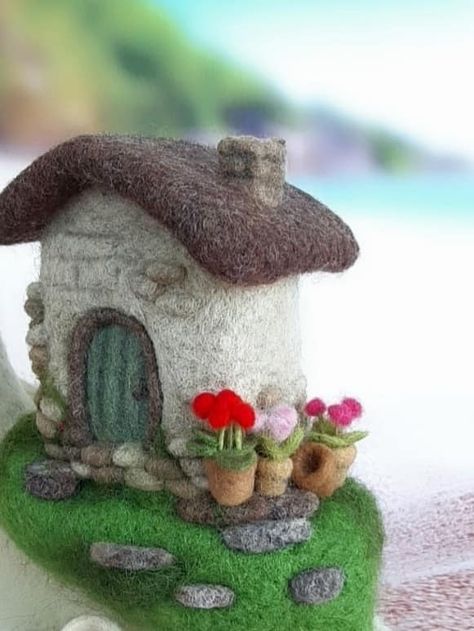 Facebook Needle Felted Hobbit House, Spring Needle Felting Ideas, Needle Felting Easy, Felt Mushroom, Felt House, Needle Felting Diy, Wool Felt Projects, Felt Fairy, Felt Embroidery