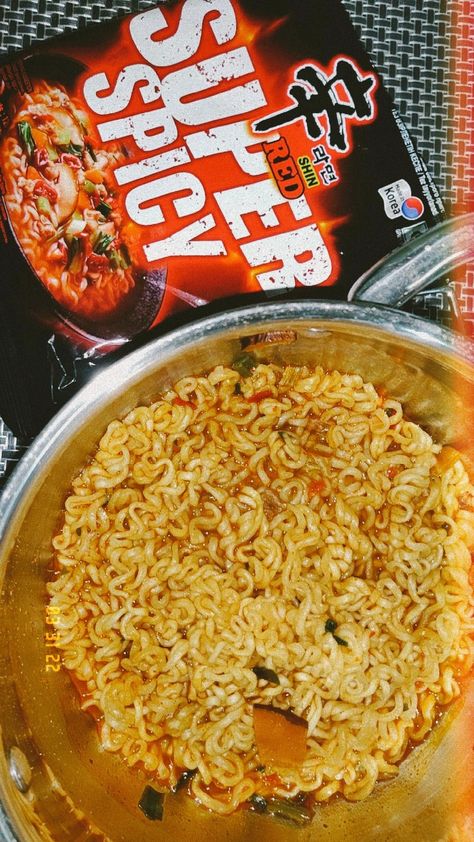 Nongshim Super spicy Red ramen - 6.5/10 (same as normal shin ramen except spice levels) Ramen Ideas, Shin Ramen, Korean Ramen, Spicy Ramen, Edible Food, Food Dessert, Snap Food, Yummy Food Dessert, Chana Masala