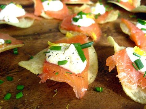 Stacey Snacks: Good Ideas: Smoked Salmon on Potato Chips w/ Creme Fraiche Potato Salmon, Salmon Smoked, Smoked Salmon Appetizer, Salmon Appetizer, Potato Chip Recipes, Salmon Potato, Meals Dinner, Potato Chip, Chips Recipe