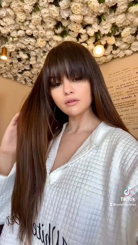 Selena Gomez changing her look at Nine Zero One Salon. 💇🏻‍♀️ Selena Gomez cambiando su look en Nine Zero One Salon. Selena Gomez With Bangs, Selena Gomez Hair Color, Selena Gomez Hair Long, Selena Gomez Bangs, Selena Gomez Hair, Selena Gomez Album, Haircut Inspo, Selena Gomez Photos, Selena Gomez Style