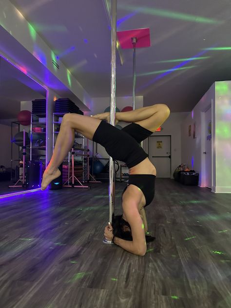 Beginner Pole Photoshoot Poses, Pole Exercise, Pole Photoshoot, Pole Poses, Gym House, Pole Dance Studio, Flamingo Fashion, Dance Pole, Dance Stretches