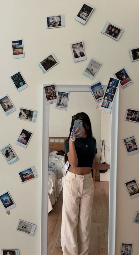 Polaroid Room, Polaroid Wall Decor, Polaroid Wall, Mirror Room, Cute Diy Room Decor, Small Room Decor, Dorm Room Inspiration, Foto Ideas Instagram, Room Inspiration Bedroom