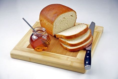 How to slice homemade bread Beautiful Food Presentation, Farmhouse Bread, Homemade White Bread, Homemade Bread Recipes Easy, Homemade Bread Easy, Starters Recipes, Honey And Cinnamon, Fresh Bread, Bread Recipes Homemade