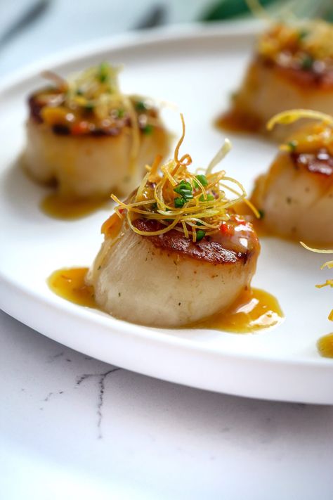 Saffron Beurre Blanc Scallops - Food My Muse Fried Leeks, Saffron Sauce, Gastronomic Food, Bundt Recipes, Small Bites Appetizers, Tomato Butter, Baked Scallops, Crispy Rice, Sea Scallops