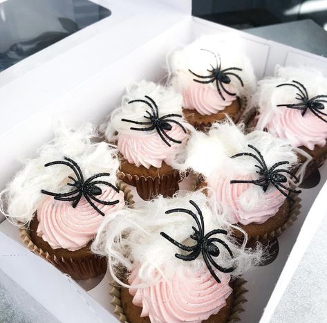 Spooky Cakes, Spiderweb Cupcakes, Cupcakes Halloween, Goth Party, Spooky Cake, Halloween Cupcake, Halloween Baking, Luxury Food, Halloween 4