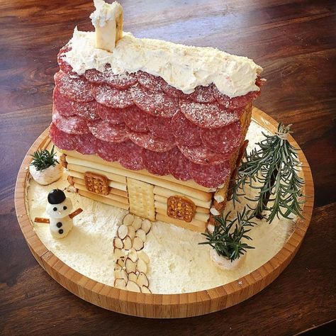 Charcuterie Chalet, Cheese Trays, Cookie House, Charcuterie Recipes, Christmas Gingerbread House, Thanksgiving Traditions, Snacks Für Party, Christmas Cooking, Christmas Trends