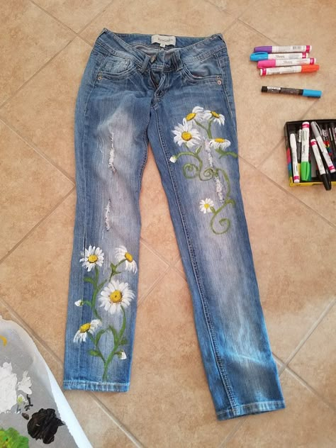 Painting On Jeans, Embroidery Jeans Diy, Jeans Refashion, Painted Clothes Diy, Fabric Painting On Clothes, Diy Jeans, Denim Art, Denim Projects, Denim Ideas