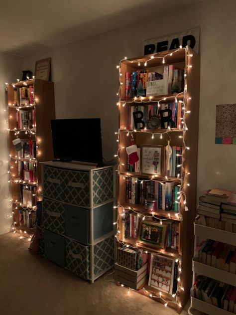 Shelf With String Lights, Fairy Lights On Bookshelf, Mini Room In Bookshelf, Bookcase With Fairy Lights, Fairy Lights Bookshelf, Bedroom Ideas Bookshelves, Bookshelf Fairy Lights, Bookshelf Lights, Light Decor Ideas