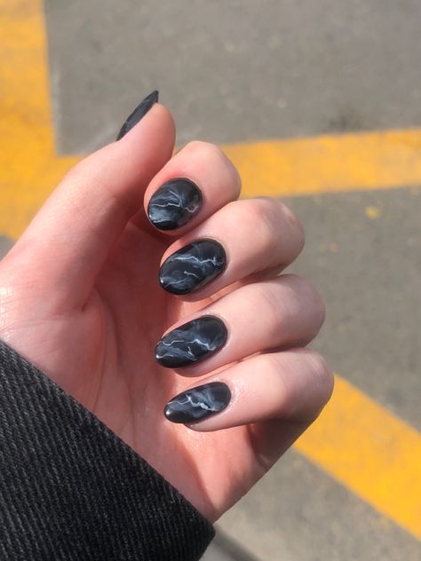 Nail Art Kuku Pendek Marble, Black Watercolor Nails, Nail Art Hitam Aesthetic, Nailart Simple Elegant, Nail Art Kuku Pendek, Nail Art Marble, Galaxy Nail, Concert Nails, Minimal Nails Art