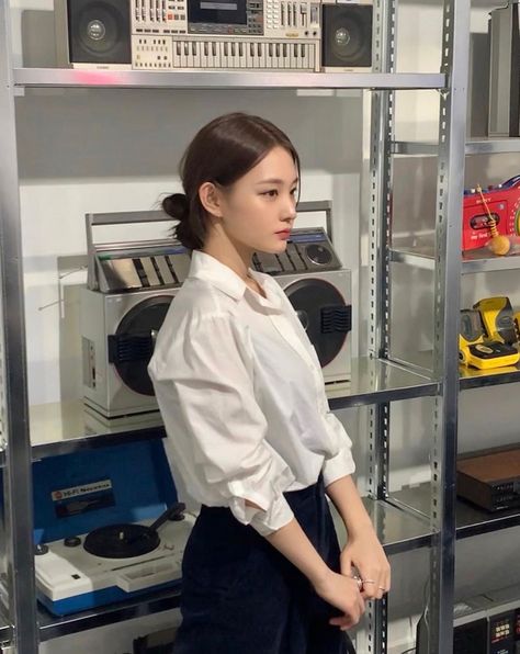 Ulzzang Barista, Barista Outfits, Fashion Outfits Korean, Korean Haircut, Female Chef, Chef Clothes, Face Piercings, Fashion Guide, Instagram Girls